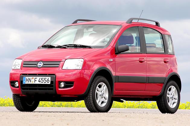 Kleines Bärchen krabbelt auf allen Vieren: Fiat Panda 4x4 Climbing