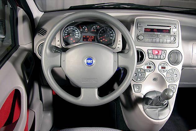 Hübsch gemacht: Die Bedienelemente der Klimaautomatik über dem Schalthebel