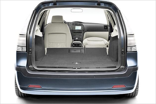 Maximal passen in den Fond 1.273 Liter, mit umgelegten Beifahrersitz passen zudem lange Gegenstände hinein