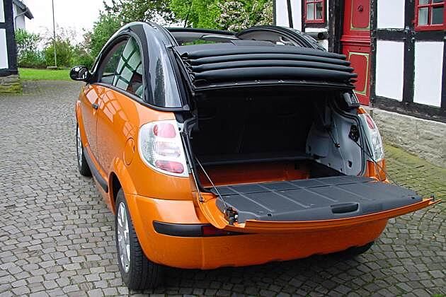 Um das Verdeck verschwinden zu lassen, wird die untere Klappe geöffnet und das Heckfenster entriegelt