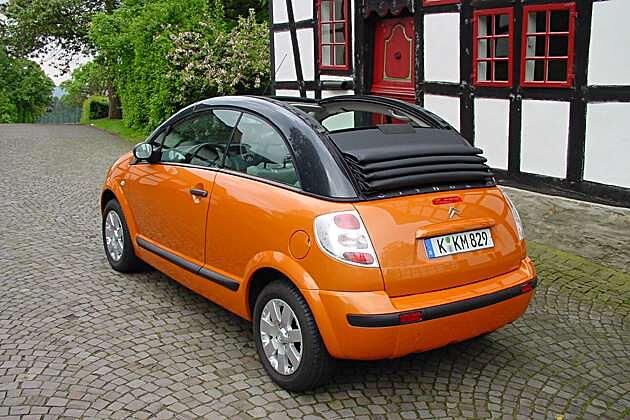 In der hintersten Stellung verdeckt das Rolldach das Heckfenster