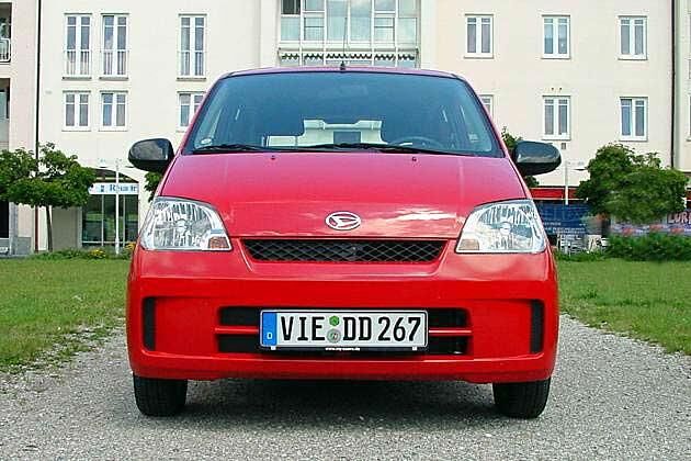 Die Front: Kurze Motorhaube, dynamische Scheinwerfer, Lufteinlässe - gar nicht so drollig-rundlich