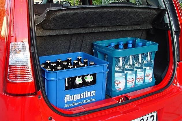 Der Kofferraum: Zwei Getränkekisten passen gut hinein