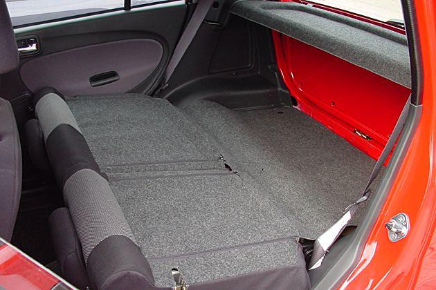 Nach dem Umlegen der Fondbanklehne: Eine Schwelle bleibt, und die Auskleidung ist etwas labbrig