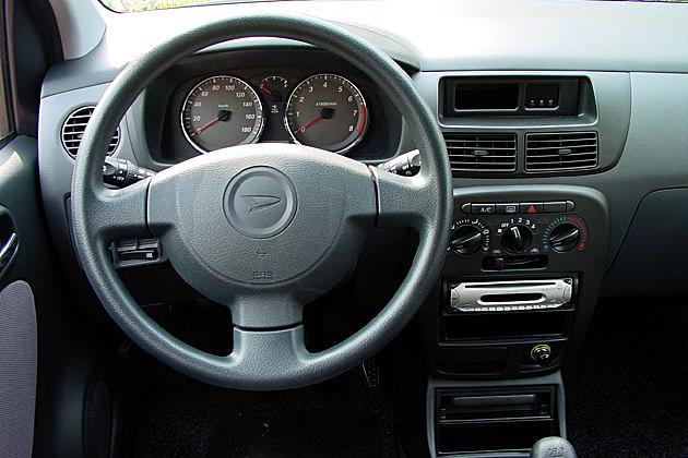 Schicke Instrumente: In der Top-Ausstattung haben die Rundinstrumente eine Chromeinfassung