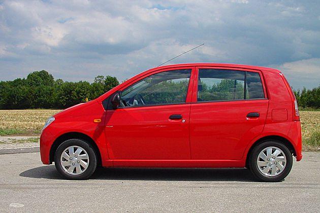 Seitenansicht: Die Dachlinie ist hinten heruntergezogen, doch im Fond ist die Kopffreiheit gut