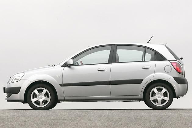 Die bogenförmige Dachlinie endet in einer schmalen C-Säule