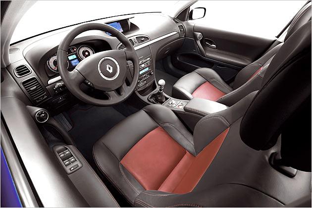 Super schick: Die rot-schwarze Lederausstattung