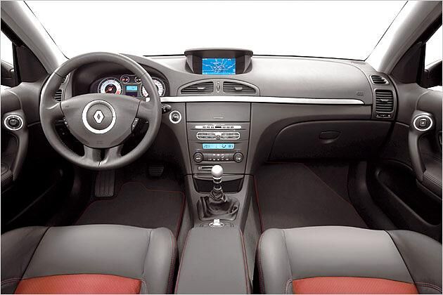 Cockpit mit Navi-Monitor in der Mitte