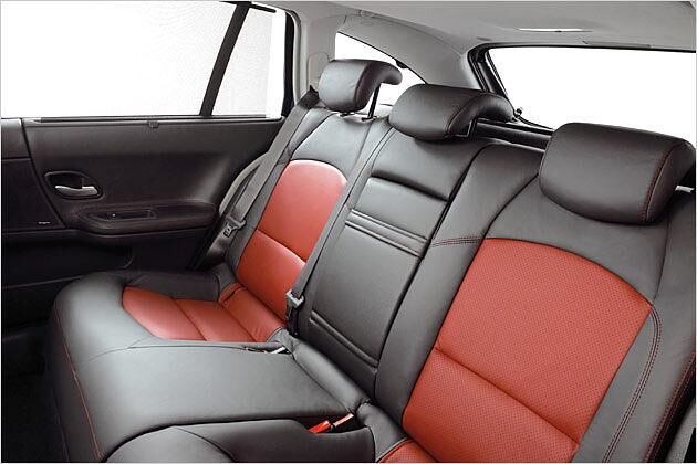 Zwei Leute können im Fond bequem reisen