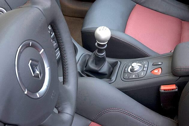 Gesteuert wird das Navi mittels Joystick hinter dem Schalthebel