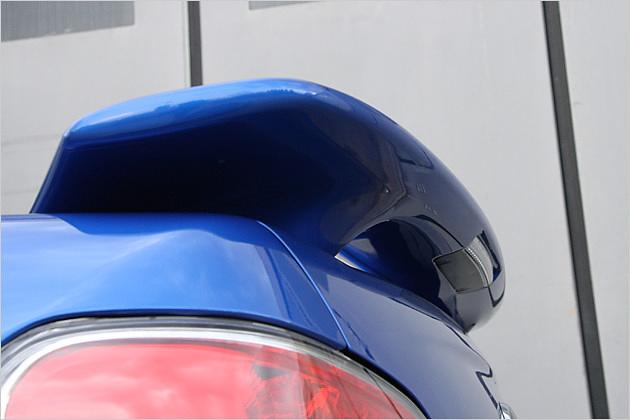 Der Heckflügel flößt Respekt ein