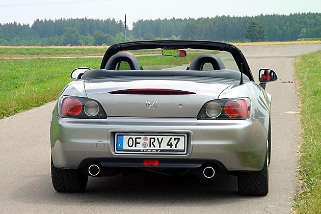 Die Auspuffanlage hat serienmäßig zwei Endrohre