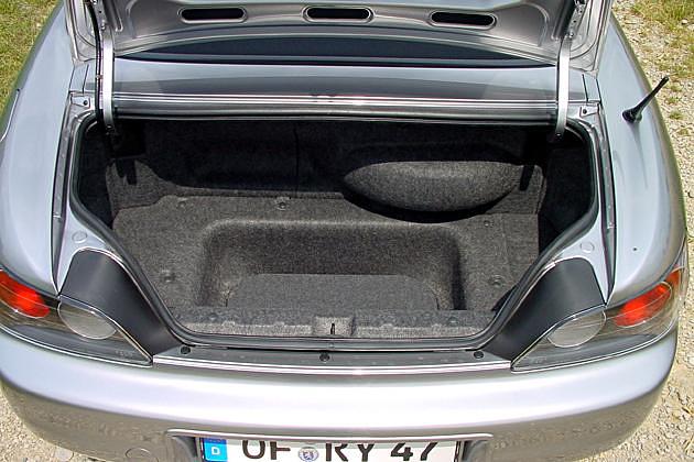 Der Kofferraum fasst 143 Liter - ein mittlerer Wert für diese Klasse