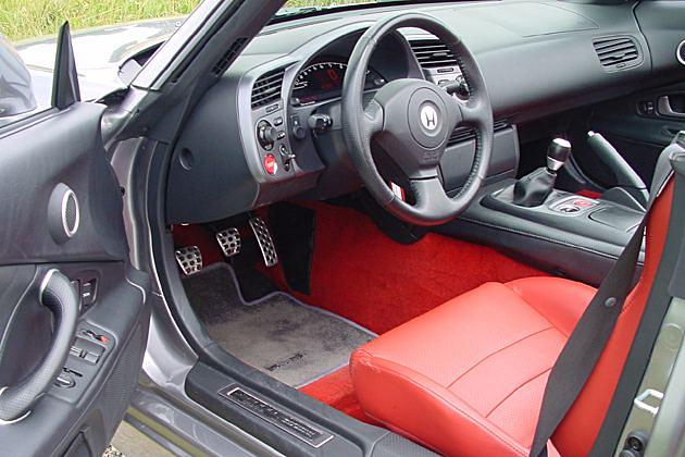 Die serienmäßigen gelochten Alu-Pedale vermitteln sportliches Flair