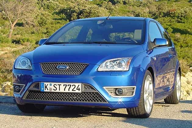 Ford Focus ST: Sportliche Schürze mit Metallumrahmung für die Nebelscheinwerfer