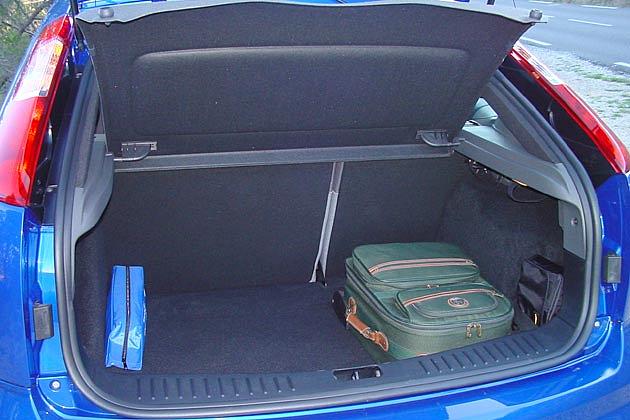 Der Kofferraum fasst in der Normalkonfiguration 385 Liter