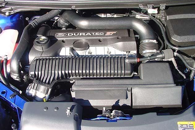 Ziemlich unverkleidet: Der 2,5-Liter-Fünfzylinder unter der Haube des ST