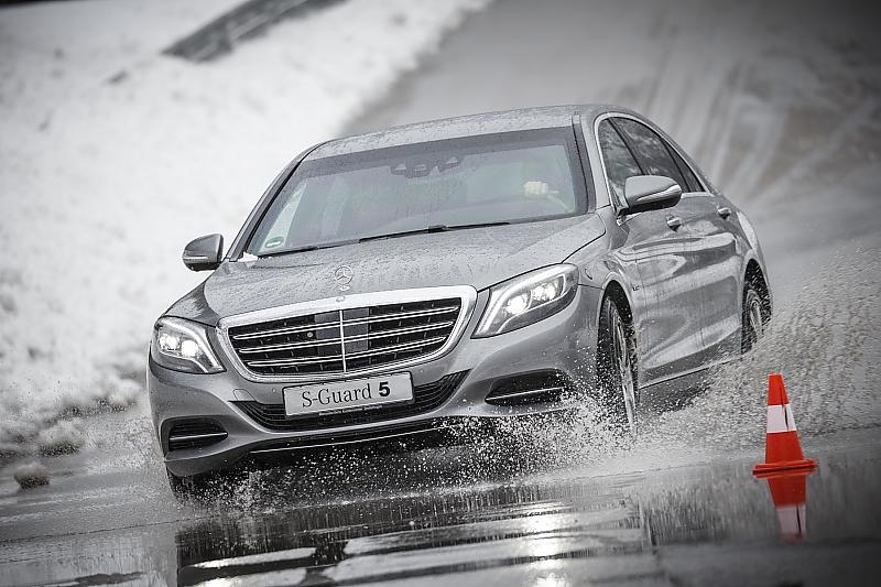 Mercedes Fahrertraining für Panzerlimousinen - hier geht es in den Grenzbereich