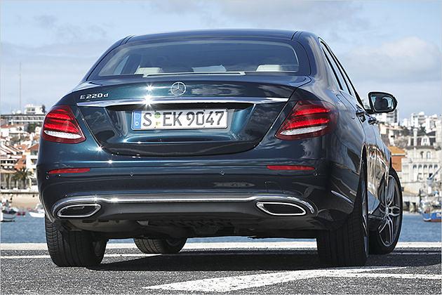 Die Rückleuchten weisen zwei rote Querbalken auf