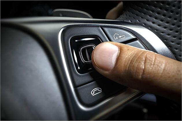 Die Bedienung kann auch per Touch-Pads im Lenkrad erfolgen