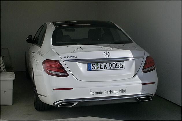 Enge Garage? Hier hilft das fernbediente Ausparken per Handy-App