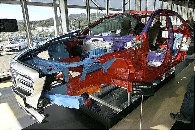 Leichtbau mit viel Alu (hier blau gekennzeichnet) und eine optimierte Aerodynamik (cW-Wert: 0,23) helfen beim Spritsparen