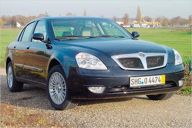 Der Kühlergrill prangt in markanter Keilform