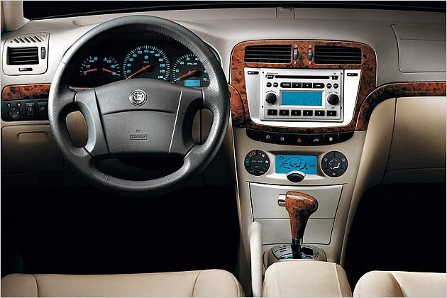 Im Inneren des Fahrzeugs herrschen helle Farben und Holzleisten