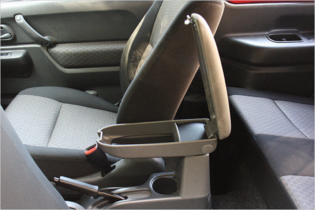 Praktisch: Ein kleines Ablagefach in der Mittelarmlehne