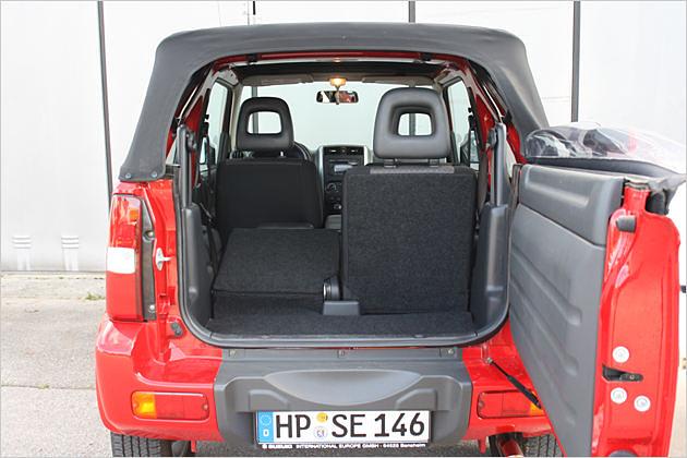 Der recht kleine Kofferraum kann durch Umlegen der Rücksitzlehnen vergrößert werden