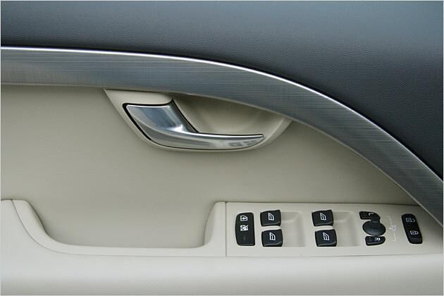 Schick: Die Alu-Zierleisten und ein Türgriff aus massivem Metall