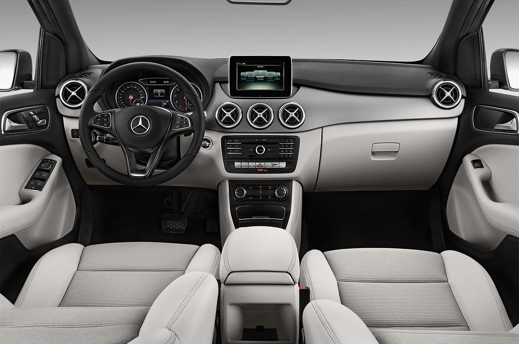 Mercedes B-Class (Baujahr 2017) Style 5 Türen Cockpit und Innenraum