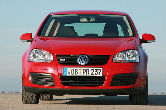 In die Rippen geklemmt: Das GT-Logo