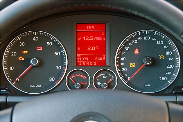 Die untere Buchstabenreihe der Bordcomputer-Anzeige zeigt die Stellung des DSG