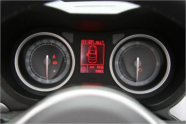 Das Cockpit mit zwei Rundinstrumenten und einem Bordcomputer-Digitaldisplay