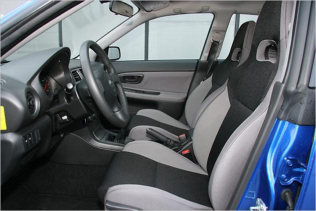 Auch die Sportsitze sind im WRX-Design gehalten
