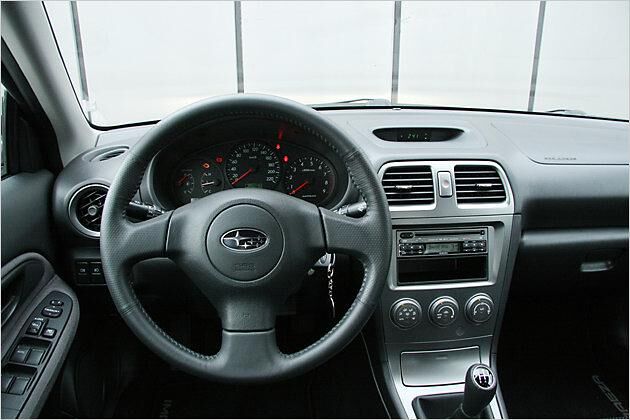 Das Cockpit ist recht zweckmäßig eingerichtet