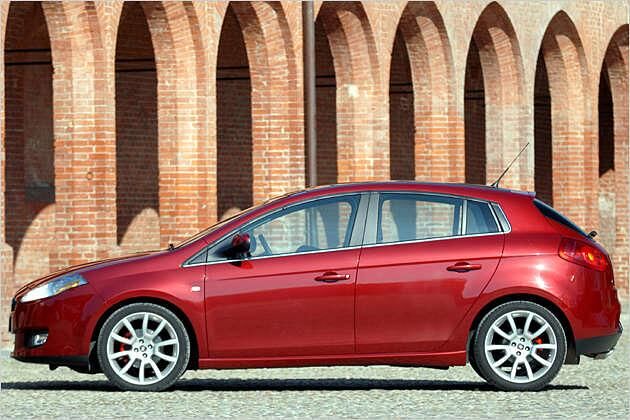 Die Karosserielinie steigt an, das Dach ist coupéartig nach unten gezogen