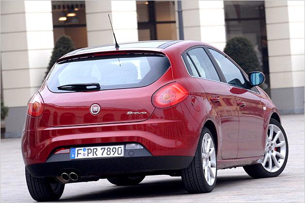 Jedoch die Schürze zieht die Blicke auf sich