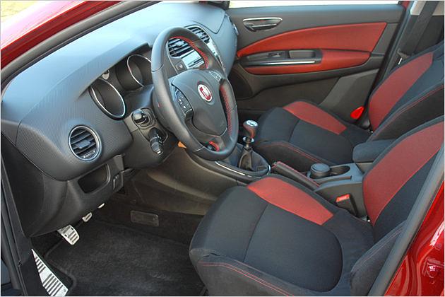 Die Sitze sind bequem, haben aber eine kurze Oberschenkelauflage