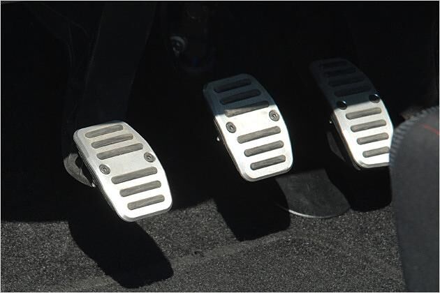 Die Aussattungslinie Sport verfügt über eine Alu-Pedalerie