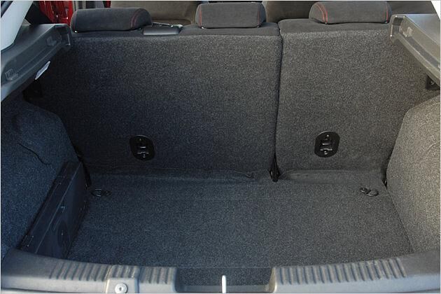 Der Kofferraum fasst 365 Liter, hat aber ein hohe Ladekante