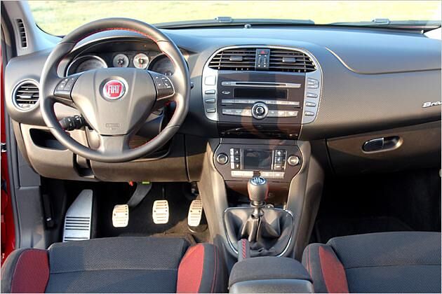 Die Mittelkonsole ist dem Fahrer leicht zugeneigt