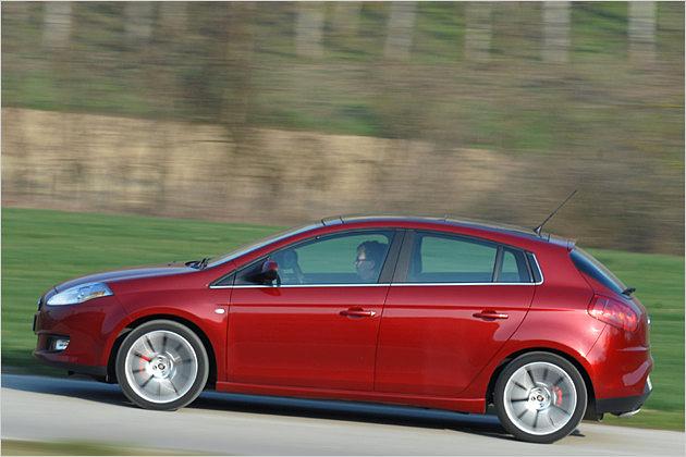 In der Seitenansicht fällt eine Lichtkante auf