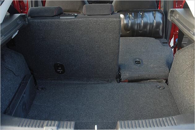 Die Rückenlehne lässt sich geteilt klappen