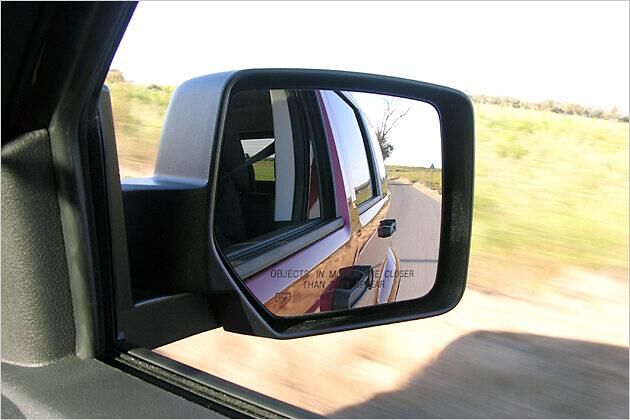 Die riesigen Außenspiegel komplettieren den kantigen Auftritt des Nitro