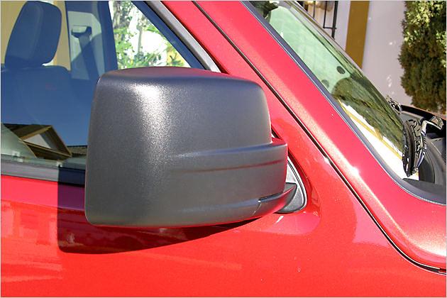 Die schwarzen Außenspiegel stehen im farblichen Kontrast zur Karosserie