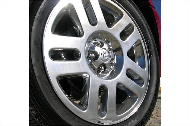 302 x 28 Millimeter messen die innenbelüfteten Scheibenbremsen an der Front