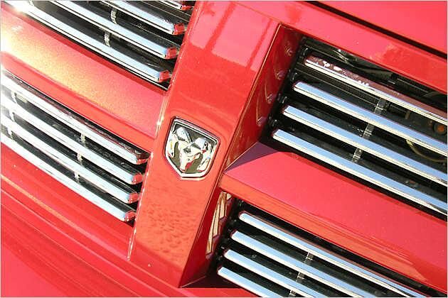 Hat jeder Dodge: Das Widder-Wappen im Fadenkreuzgrill